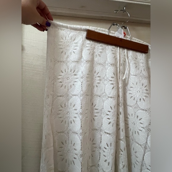 ⚫️ BOGO White Becca white beach pants with side slit size M - Picture 9 of 9